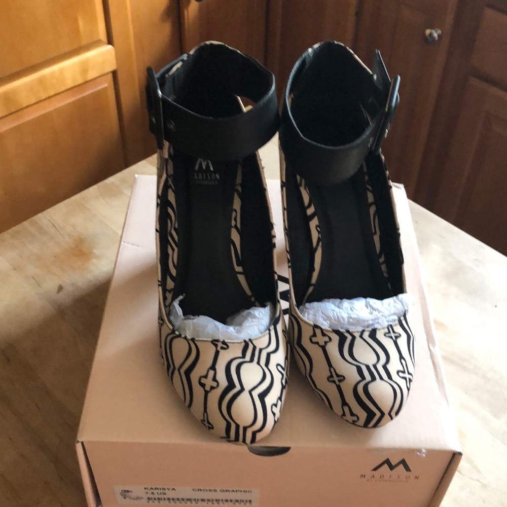 Ankle strap black/cream shoes